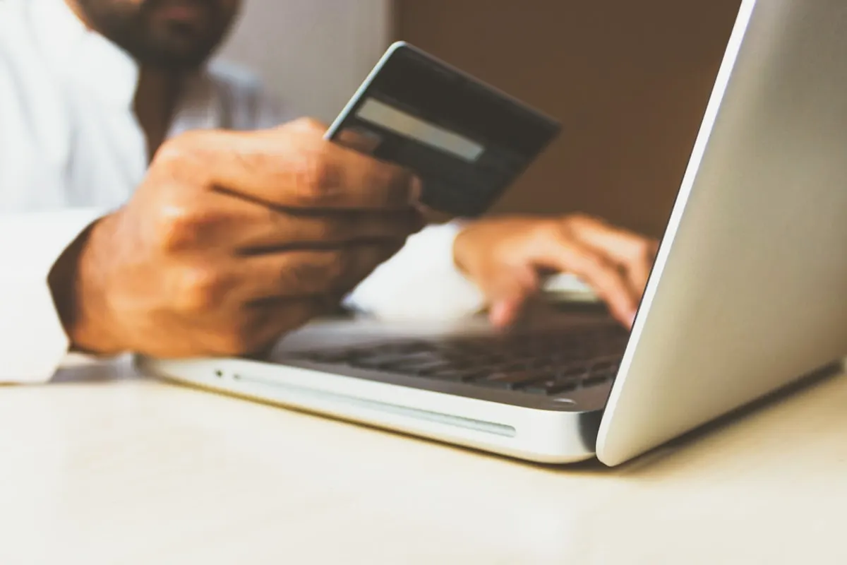 Verificare online, laptop cu date despre asigurare auto