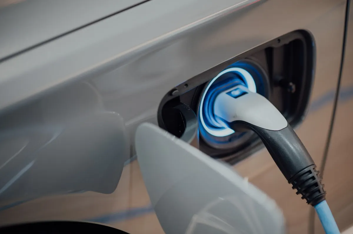 Mașină electrică la stație de încărcare